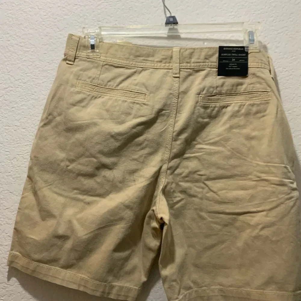 Banana Republic  Men 8-5 Inch  inseam Twill Short Light Stone tan